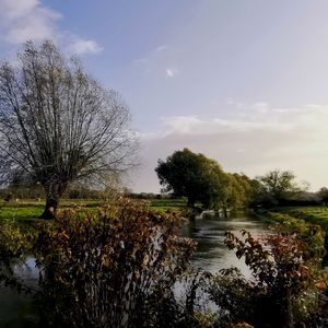 Rivière bordée d'arbre serpente dans les champs - France  - collection de photos clin d'oeil, catégorie paysages